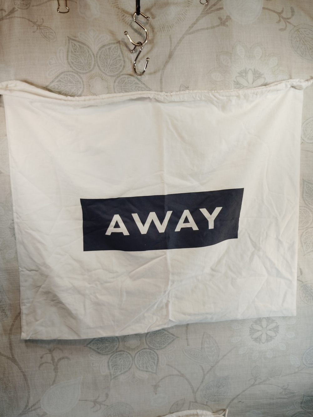 2pc Away White and Navy Logo Dust Bag